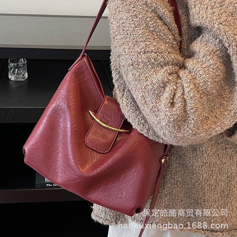 Bags Women's Tote Bags Large Capacity Messenger 2025 New Retro Versatile Shoulder Bags Popular Bucket Bags This Year