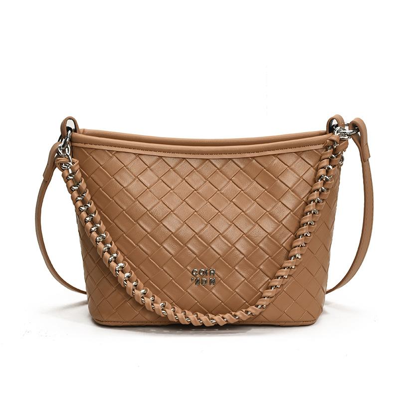 Korean fashion niche simple shoulder portable commuter small bag women 2025 new woven messenger bag stray bag