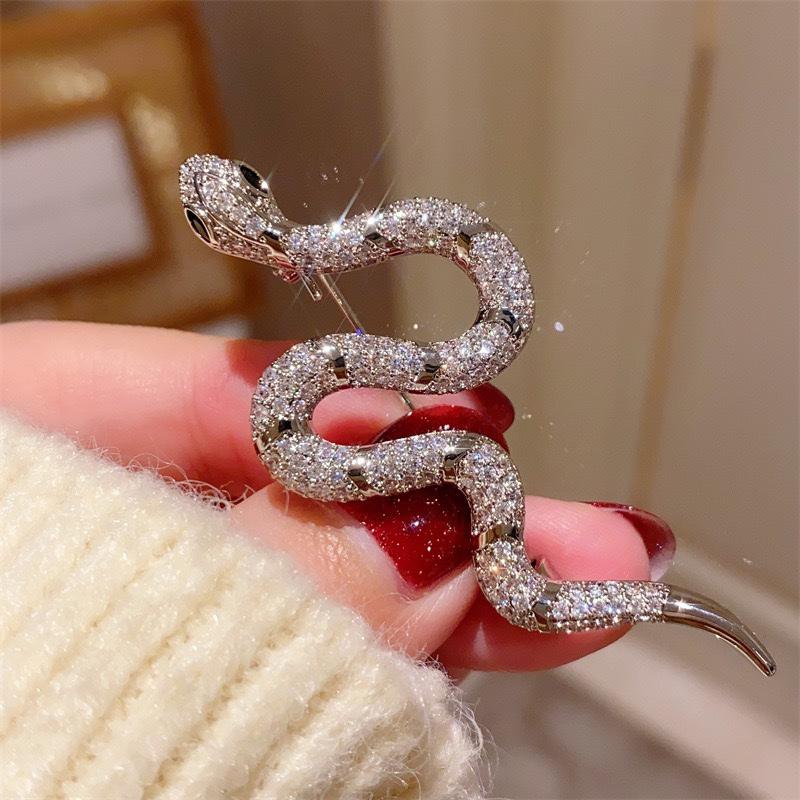 

Design Silver Color Snake Brooches for Women Men Unisex of Rhinestone Metal Snake Animal Luxury Pins Badge Jewelry
