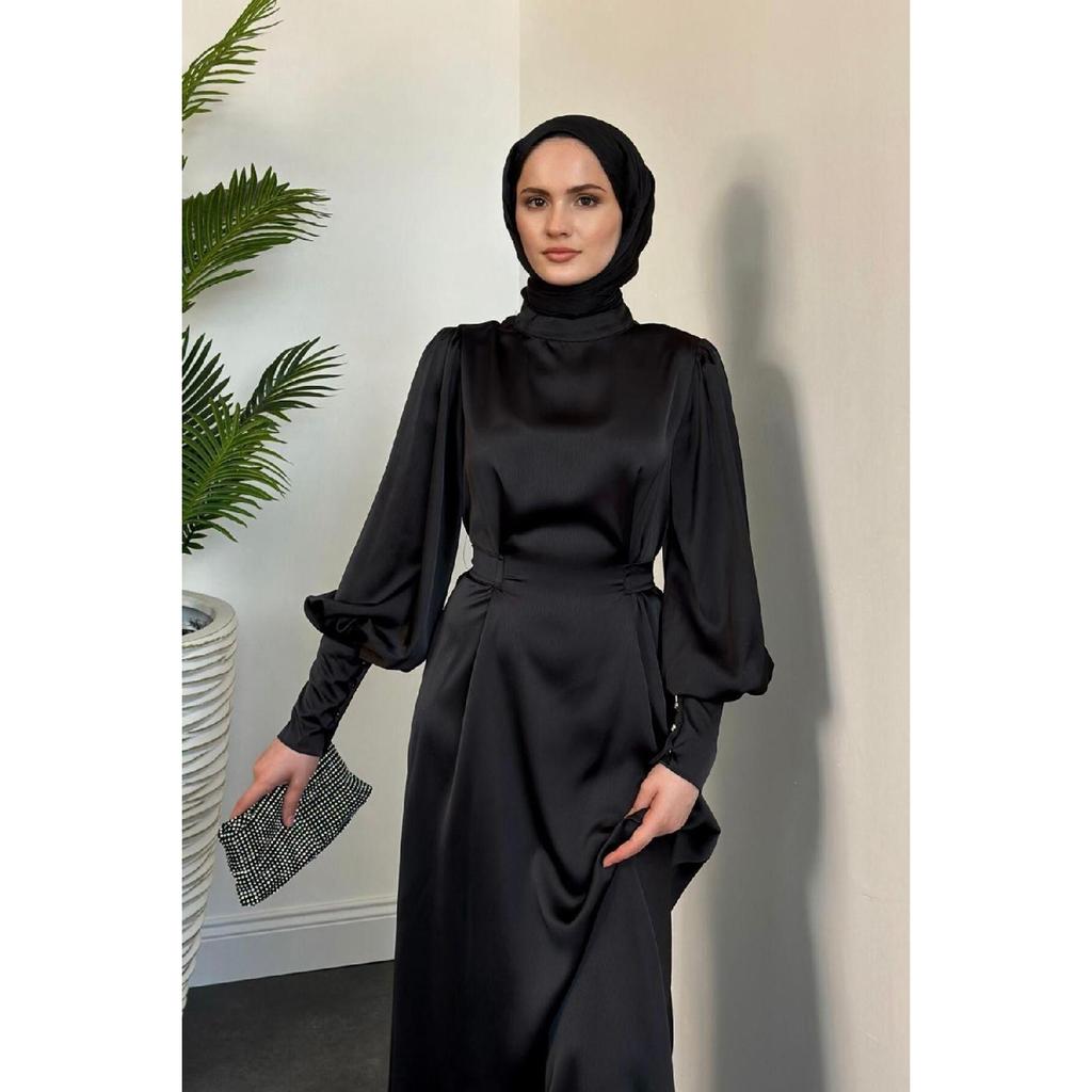 Emora Gürtelkleid aus Satin Schwarz