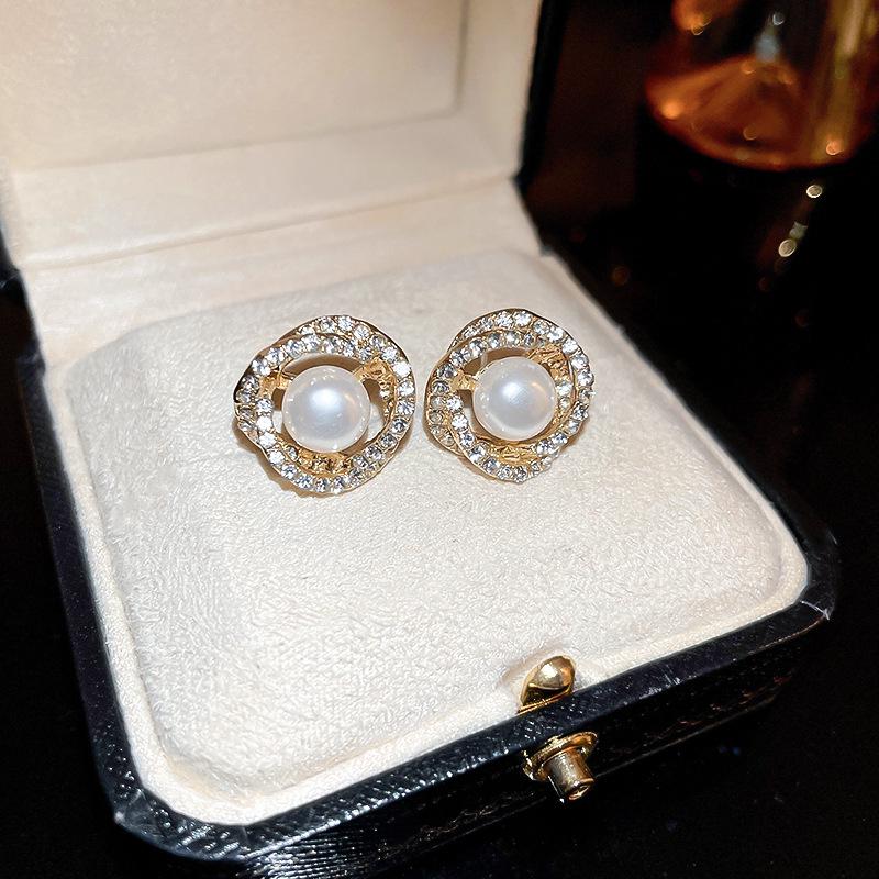 Elegant Zircon Pearl French Retro Luxury Earrings 2025