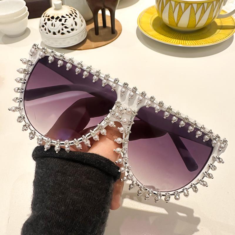 Sonnenbrille mit Strass-Glanz-Design, modischer einteiliger Rahmen, graue Sonnenbrille für Damen, trendige Dekoration für Partys