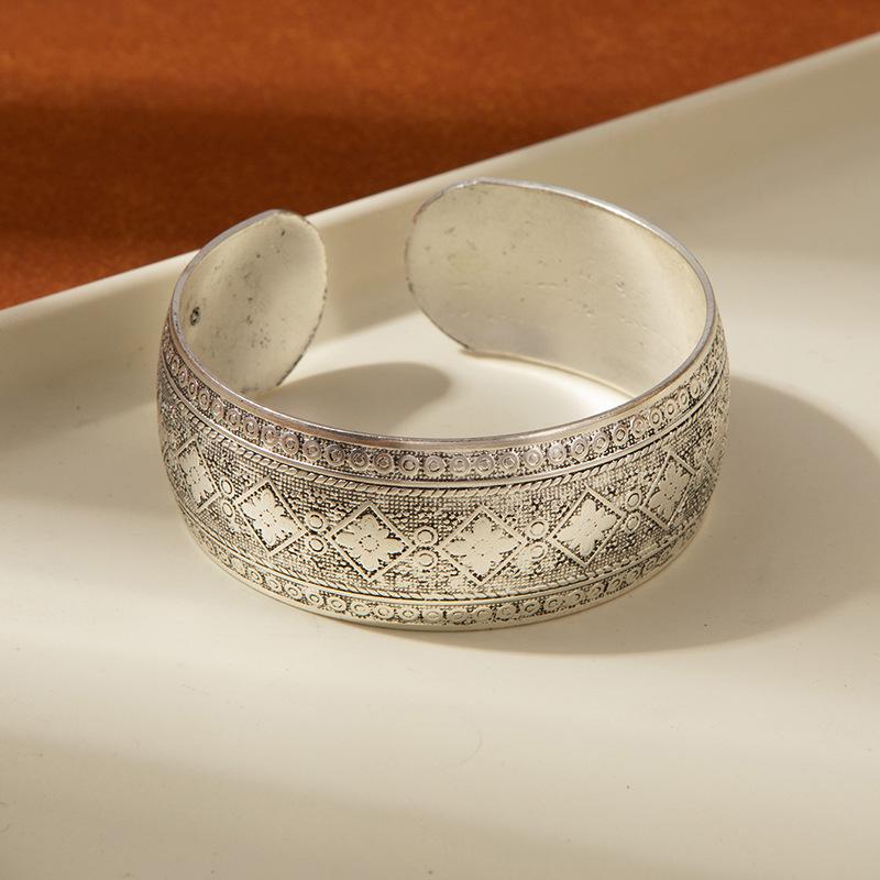 Retro Ethnisch Geschnitzt Breitband Imitation Miao Silber Armreif – Antikes Chinesisches Handgefertigtes Armband für Frauen