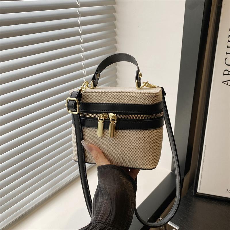 

New box small square bag splicing contrasting colors high-quality texture women s portable shoulder messenger bag чёрный