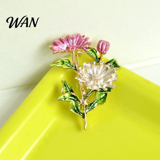 Lightweight Brooch Pin Enamel Coloring Three Chrysanthemums Design Zinc Alloy Floral Lapel Coats Suits Sweaters Dresses Badge Party Accessory Durable