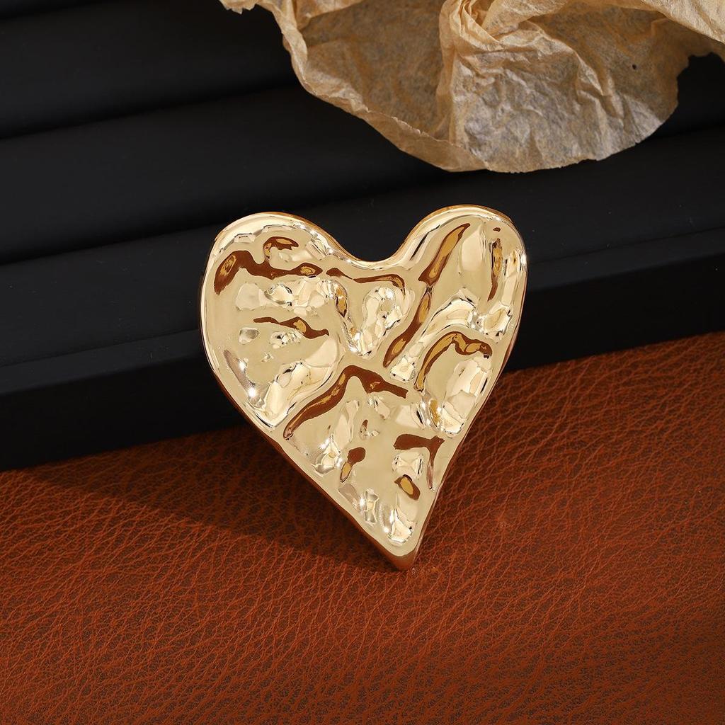 Retro Irregular Pleated Heart Brooch - Elegant Metal Corsage Pin for Women