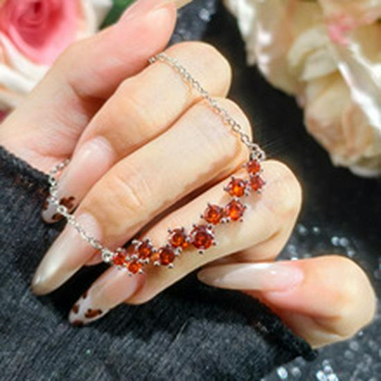 

Japanese Retro Garnet Pendant Necklace – Light Luxury Moissanite Clavicle Chain