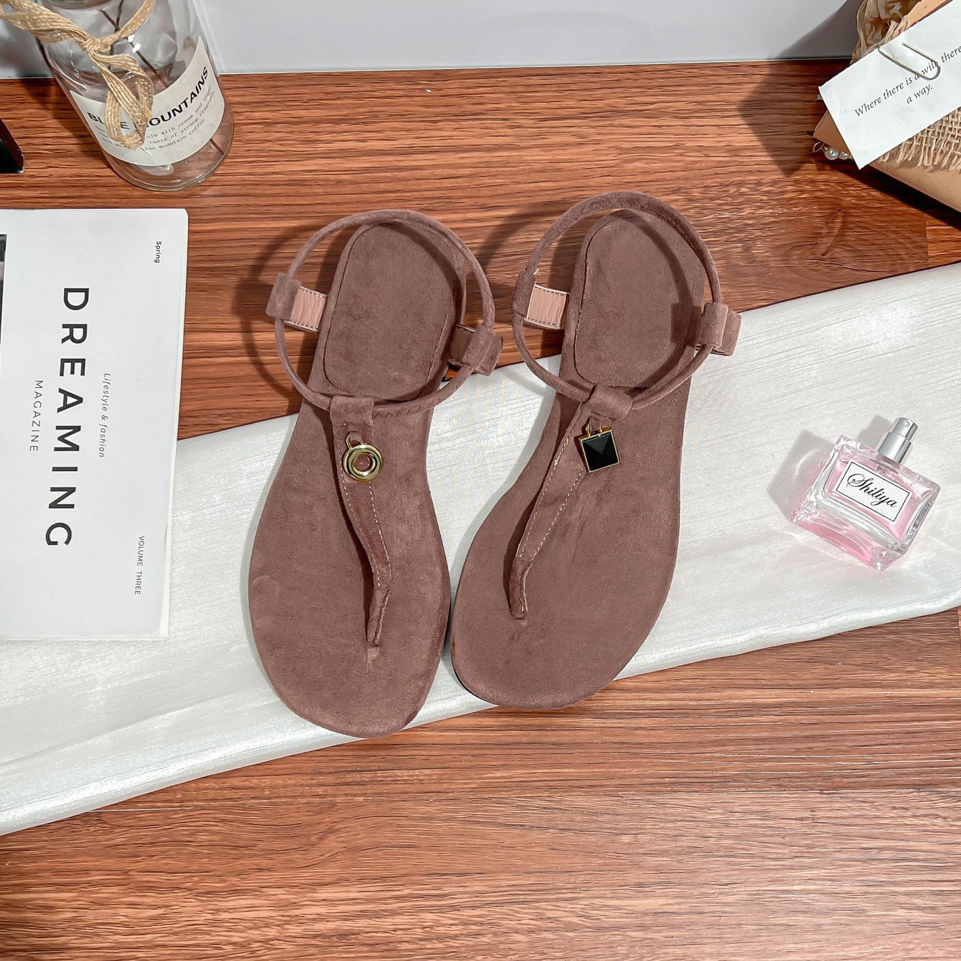 

Grape mother summer new 2025 extravagant~ retro L * p mandarin duck gold buckle T with toe flat sandals women s commute 40