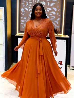 Vestido Feminino Plus Size com Lantejoulas e Decote V, Cintura Modeladora e Barra Larga Elegante