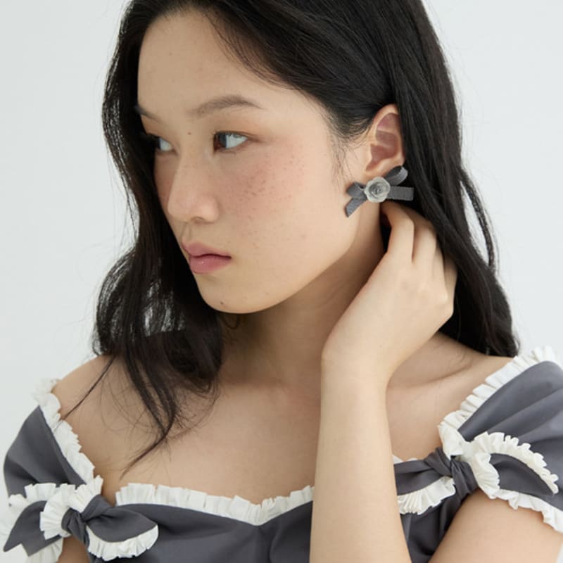 LOVUEE Frosted Rose Earrings with Gray bow details