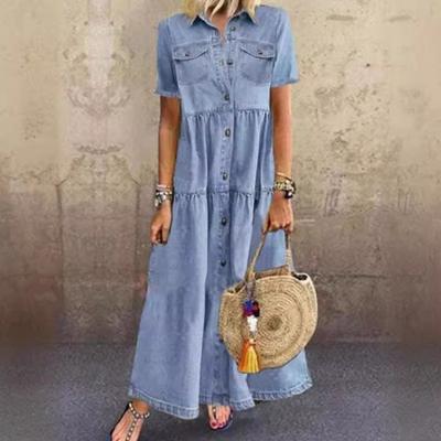 Kurzärmliges Damen-Maxikleid aus Denim mit Knopfleiste vorne und Stufendesign. Langes Distressed-Kleid im neuen Denim-Stil mit mehreren Knöpfen