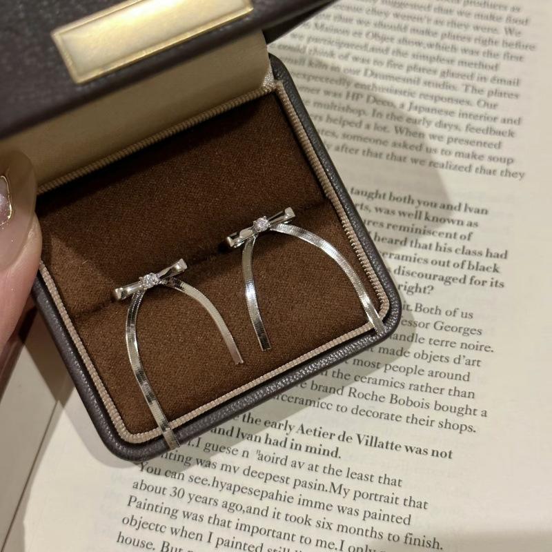 Bow Snake Bone Chain Stud Earrings Small Fresh And Sweet Elegant Collarbone Chain Fashionable Versatile Blade Chain Set