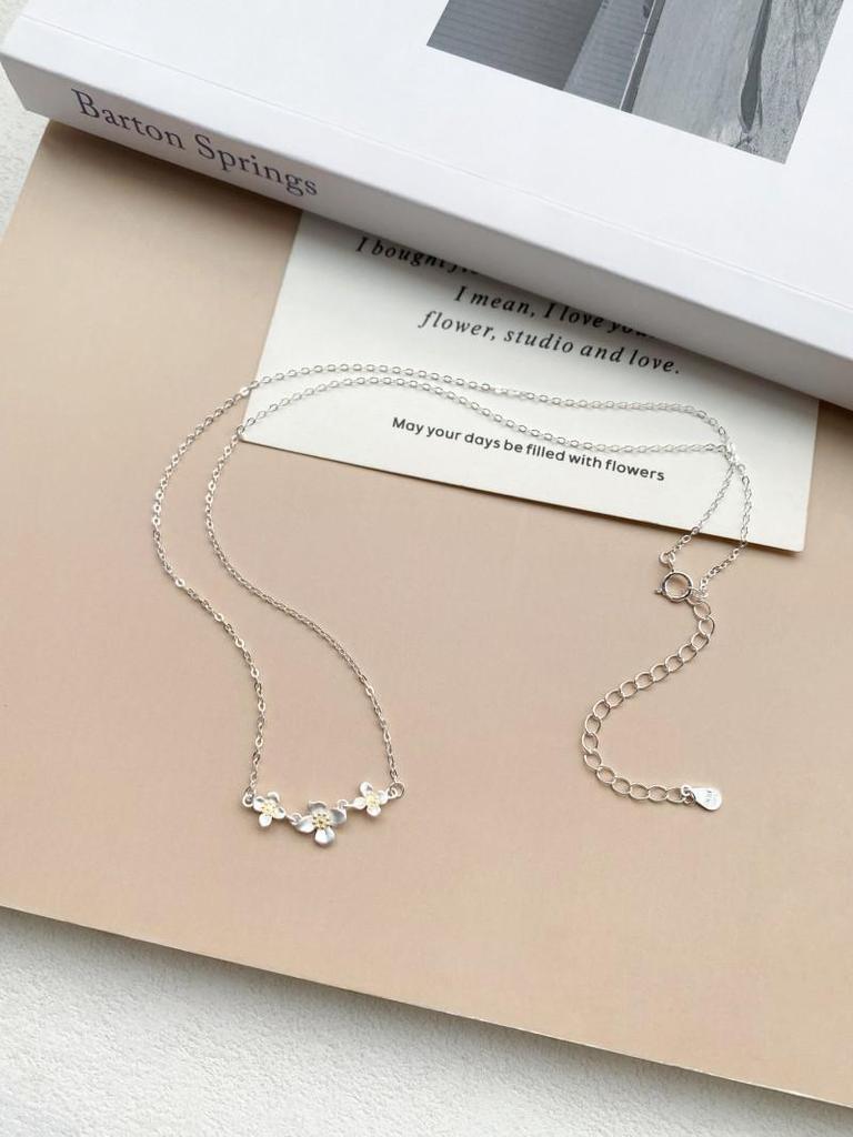Sterling Silver Gardenia Flower Necklace for Women - Elegant Light Luxury Clavicle Chain with Fresh Floral Design.