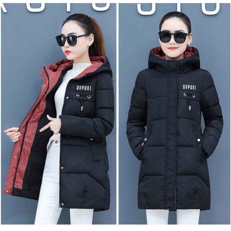 Зимняя женская куртка-пуховик с капюшоном и длинными рукавами — фото 4