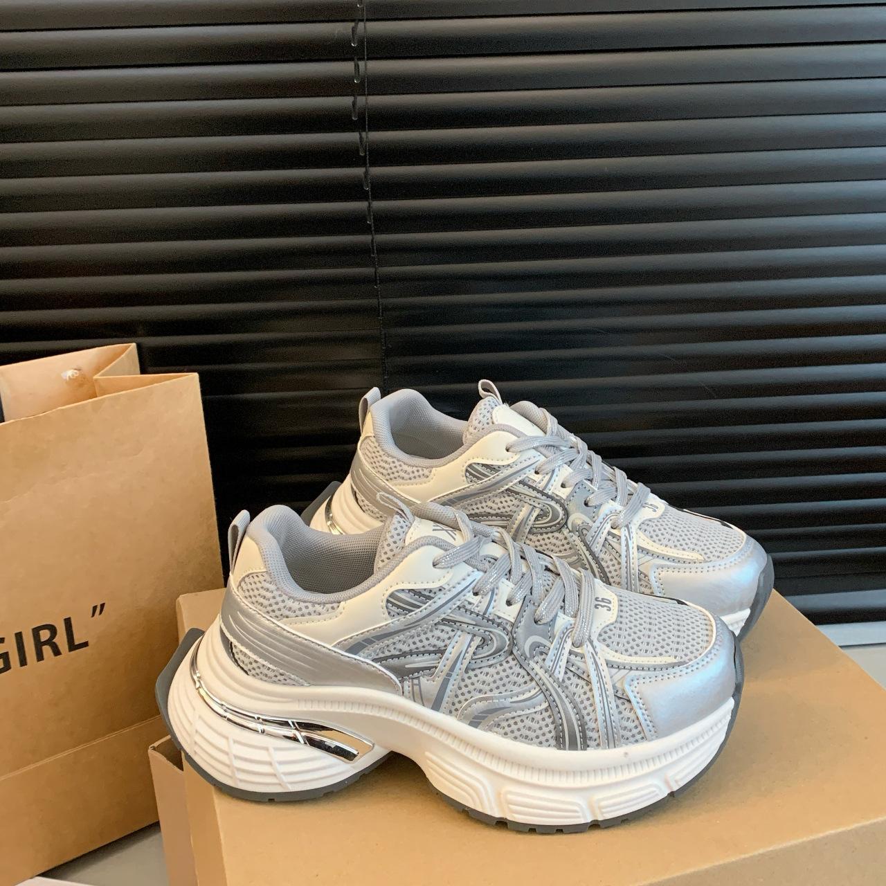 

Весной 2025 года новые повседневные туфли на платформе ins super fire — это универсальные, модные, подчеркивающие и подчеркивающие ноги туфли для маленьких пап, 35 серебряный