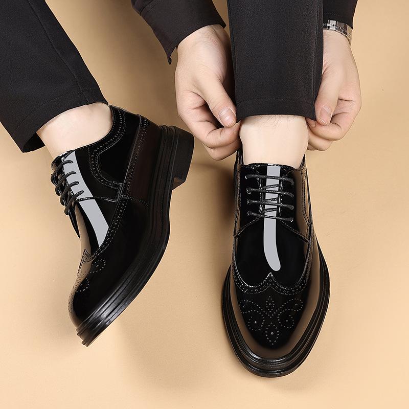 2026 New Patent Leather Brogue Perforated Carved Formal Dress Shoes Lace Up Fashion Young Men Groom Wedding Party Leather Shoes