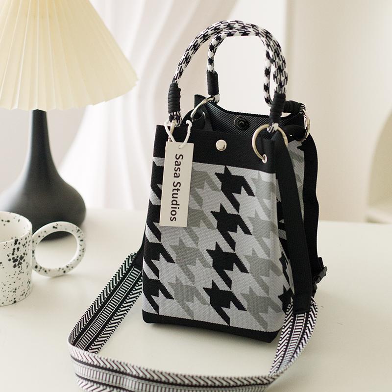 Stilvolle japanisch-koreanische Strickhandtasche: Große Tragetasche & Tragbare Pendel-Quadrat-Tasche