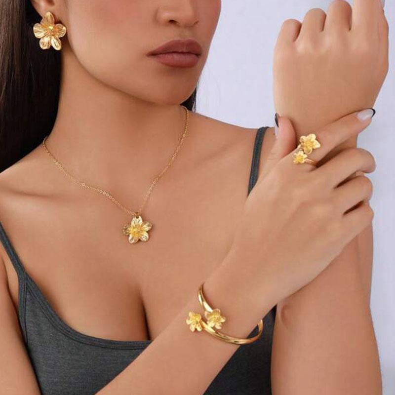Nowe Eleganckie Osobiste Kolczyki Sztyfty Kwiat Pięciopłatkowy Pierścionki Wisiorki Naszyjniki Bransoletki Zestaw Czterech Sztuk Stylowy Urok Biżuteria