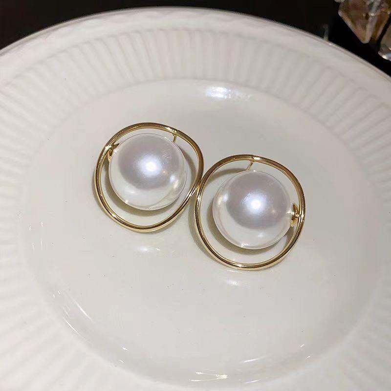 Minimalist Retro Pearl Stud Earrings: Versatile, High-End Statement Jewelry for Women