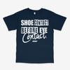 Schuhkontakt vor Augenkontakt Marineblaues T-Shirt