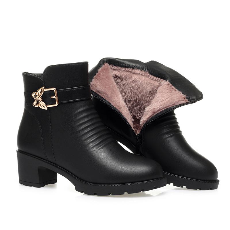 

Модные женские кожаные сапоги 2025 Зимние на толстой шерстяной подкладке Теплые Снежные Материнские кожаные сапоги Короткие Мягкая подошва Хлопковая обувь 36(Foot 23cm) чёрный