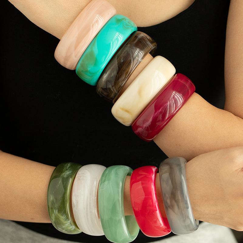 Bracciale Aperto Color Smudge Design a Motivo Marmo Gioielli in Acrilico Light Luxury