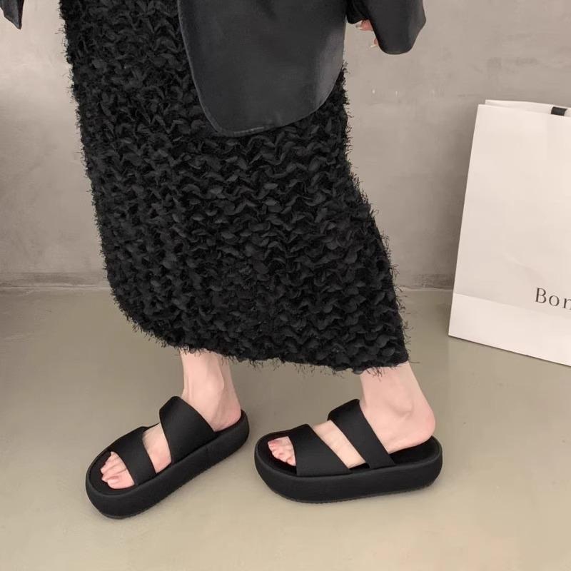 Cool slippers women's summer outer wear 2025 new thick-soled one-word drag women's high-end feeling stepping on shit seaside beach sandals