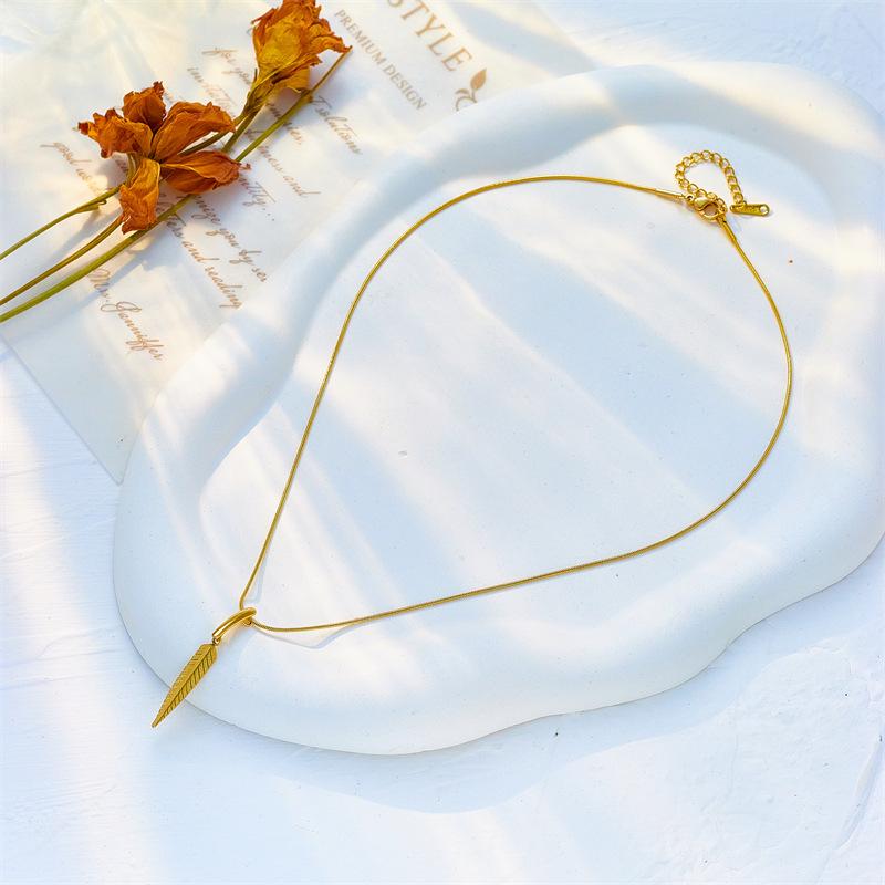 Gold Snake Chain Leaf Pendant Necklace золотой