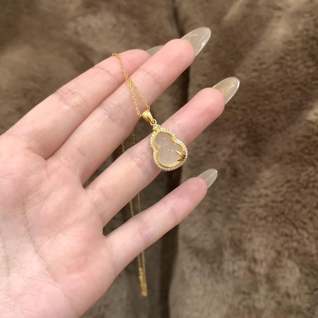 

Chinese National Style Inlaid Chalcedony Gourd Full Diamond Necklace Women S High Sense Collarbone Chain Temperament Light Luxury Sweet