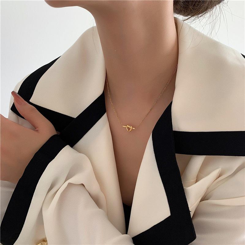 18K Gold-Plated Titanium Steel Knotted Heart Pendant Necklace for Women – Versatile Clavicle Chain Jewelry with a High-End Feel