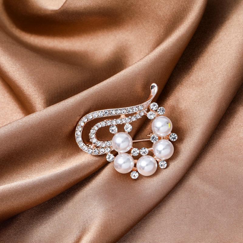 2022 New Creative Luxury Pearl Brooches Pins For Women Elegant Rhinestone Snowflakes Flower Accessories Lady Wedding Party Gift