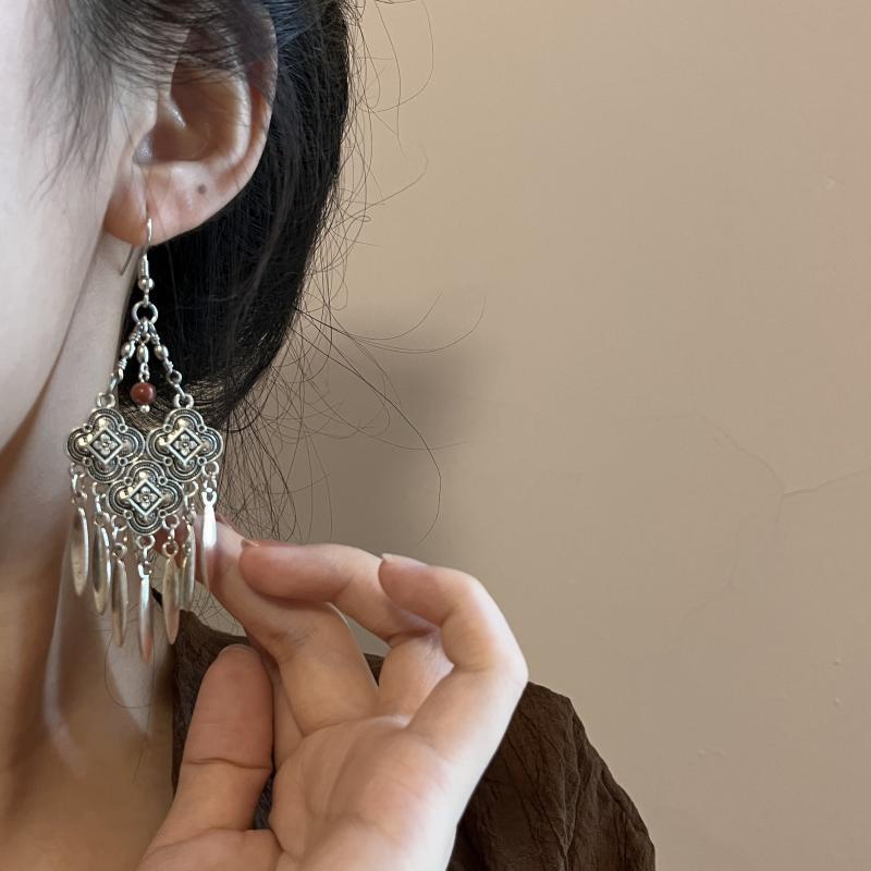 Cercei lungi exagerați cu ciucuri retro boeme etnice. Accesorii minunate de bijuterii pentru femei