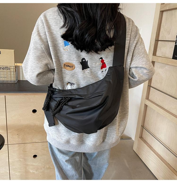 

Индивидуальная водонепроницаемая кожаная сумка-мессенджер 2025 новая модная и популярная повседневная сумка-пельмень большой вместимости женская сумка-мессенджер