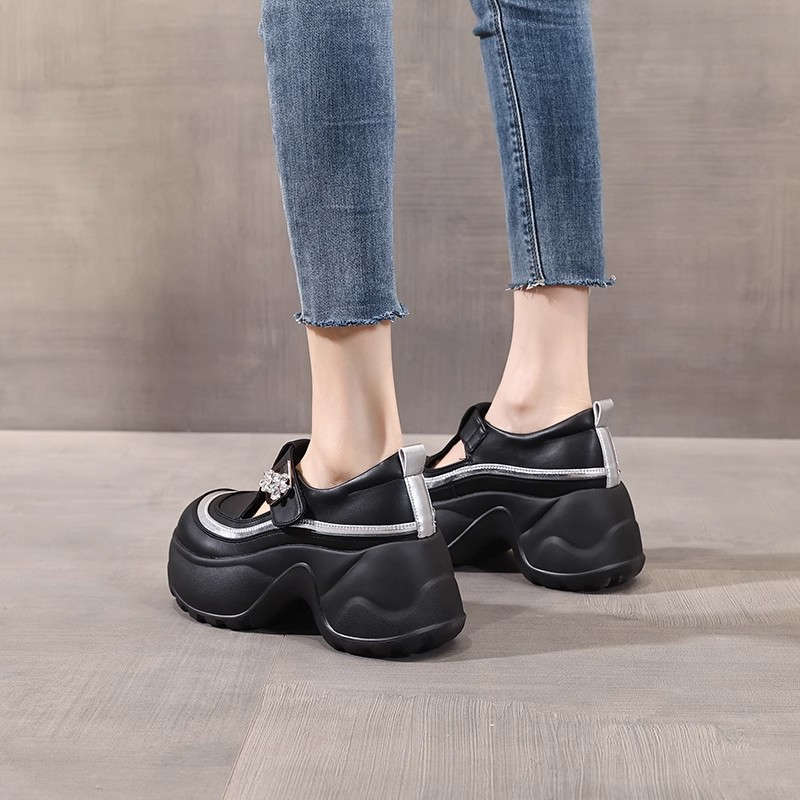 The small man has a thick bottom and a height of 9cm, and wears a bag head slipper for women in the summer of 2025. The new muffin has a foot on the l