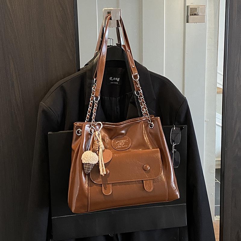 

2025 Korean version of women s tote bag simple solid color foreign style large capacity shoulder bag new fashion commuter messenger bag no pendant світло-коричневого кольору