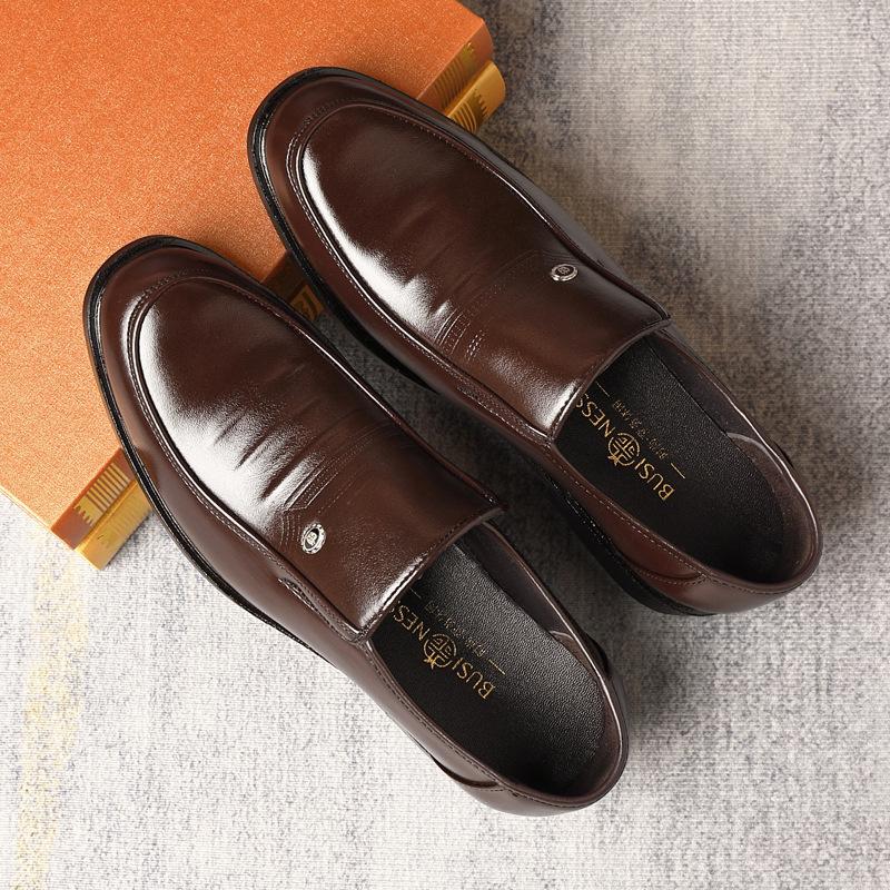 Men's Shoes Spring New Large Size Leather Shoes Men's Breathable Soft Soles Middle-aged Men's Leather Shoes Versatile Dad Shoes Tide
