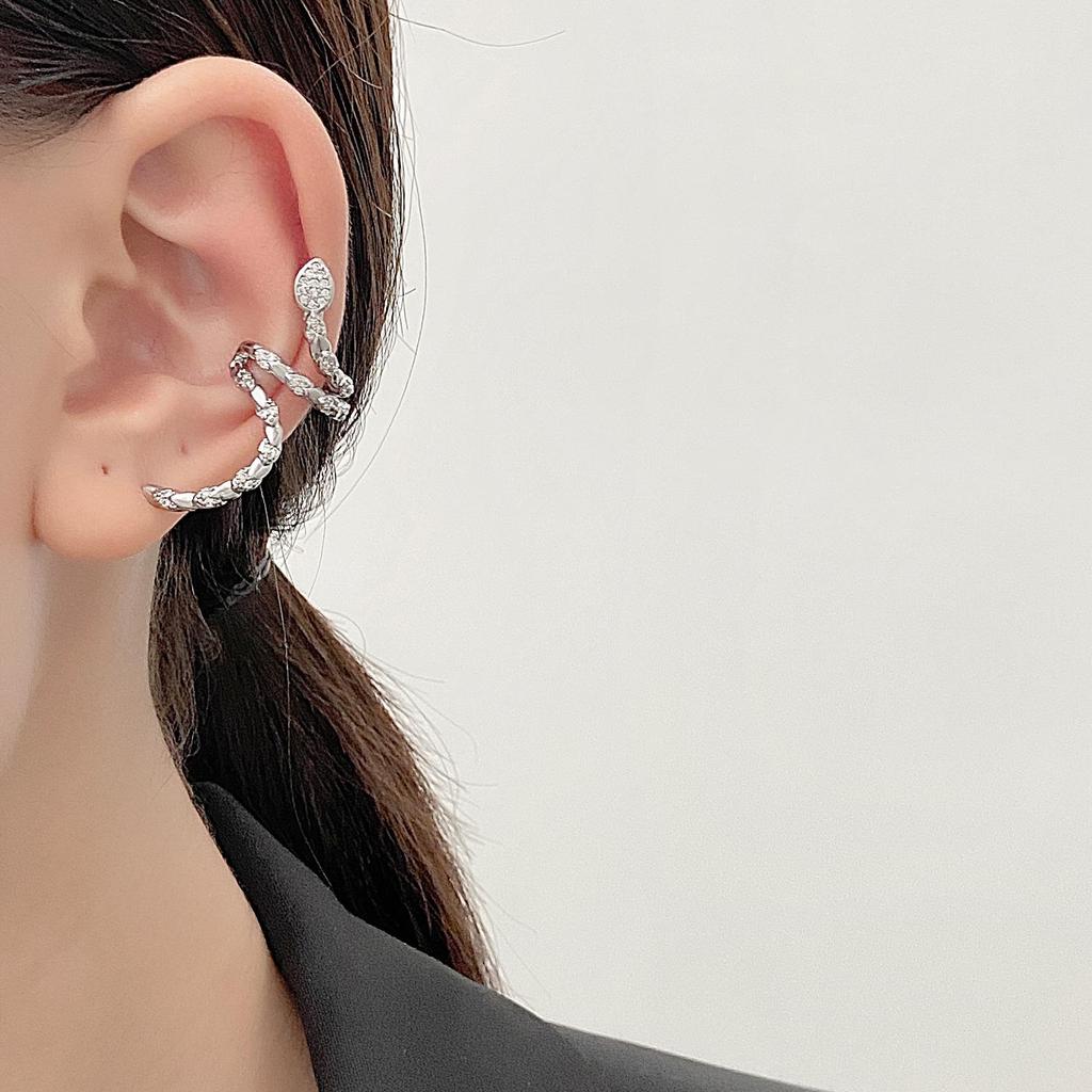 Elegant Diamond Snake Ear Clips - Non-Pierced, Minimalist Fashion, Niche Design