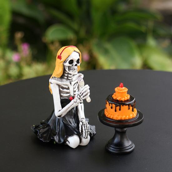 Skeleton Girl Ornament Skeleton Girl Eating A Cake Figurine Gothic Tabletop Sculpture for Halloween Party Decoration