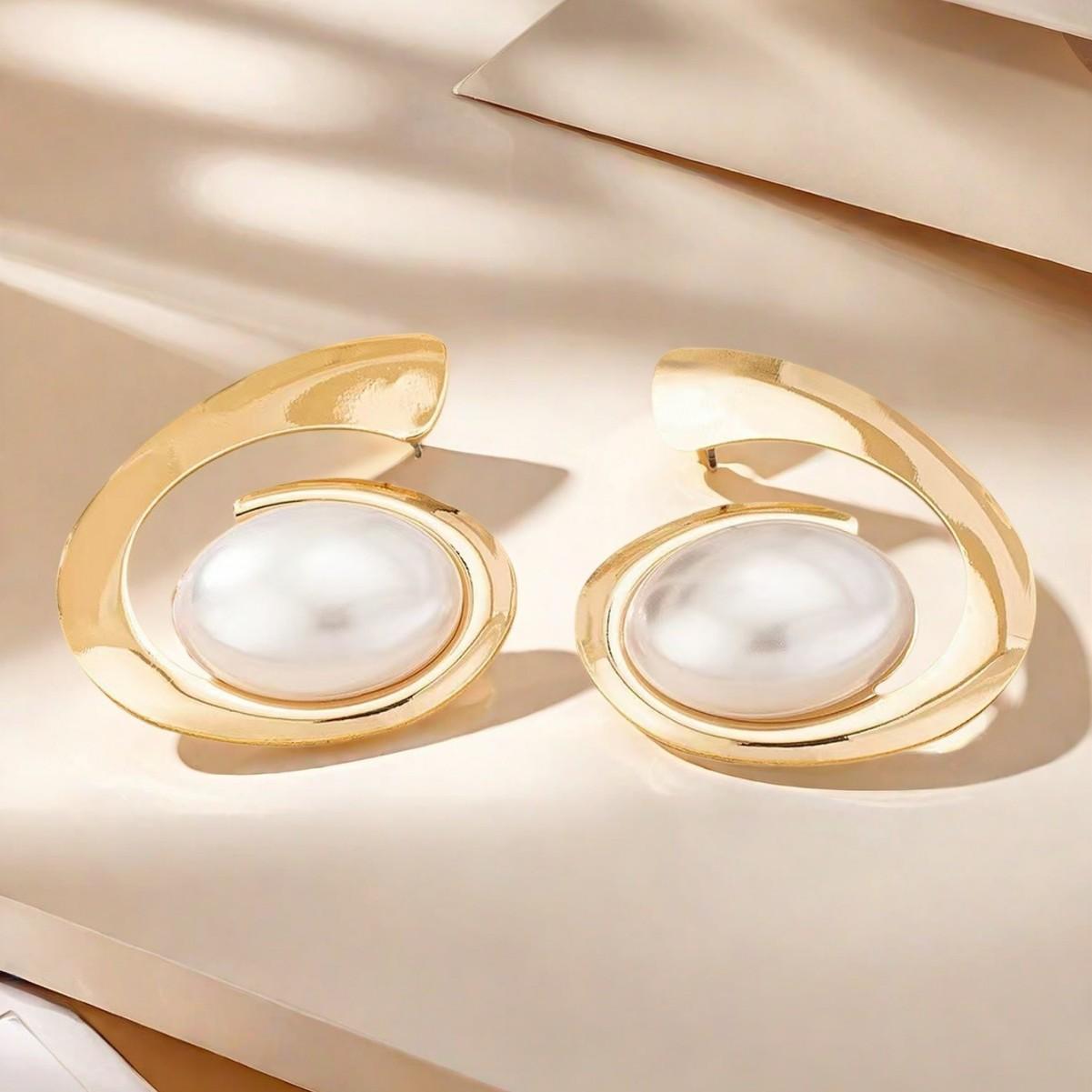 

Модні перебільшені сережки-спіралі білий