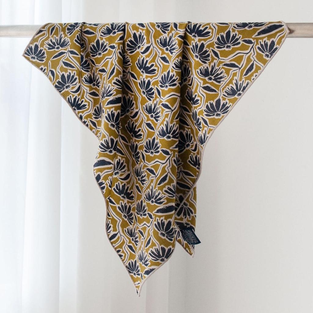 Elegant Double-Sided Daisy Print Wool Silk Scarf - Luxury Hand-Rolled 70cm Square