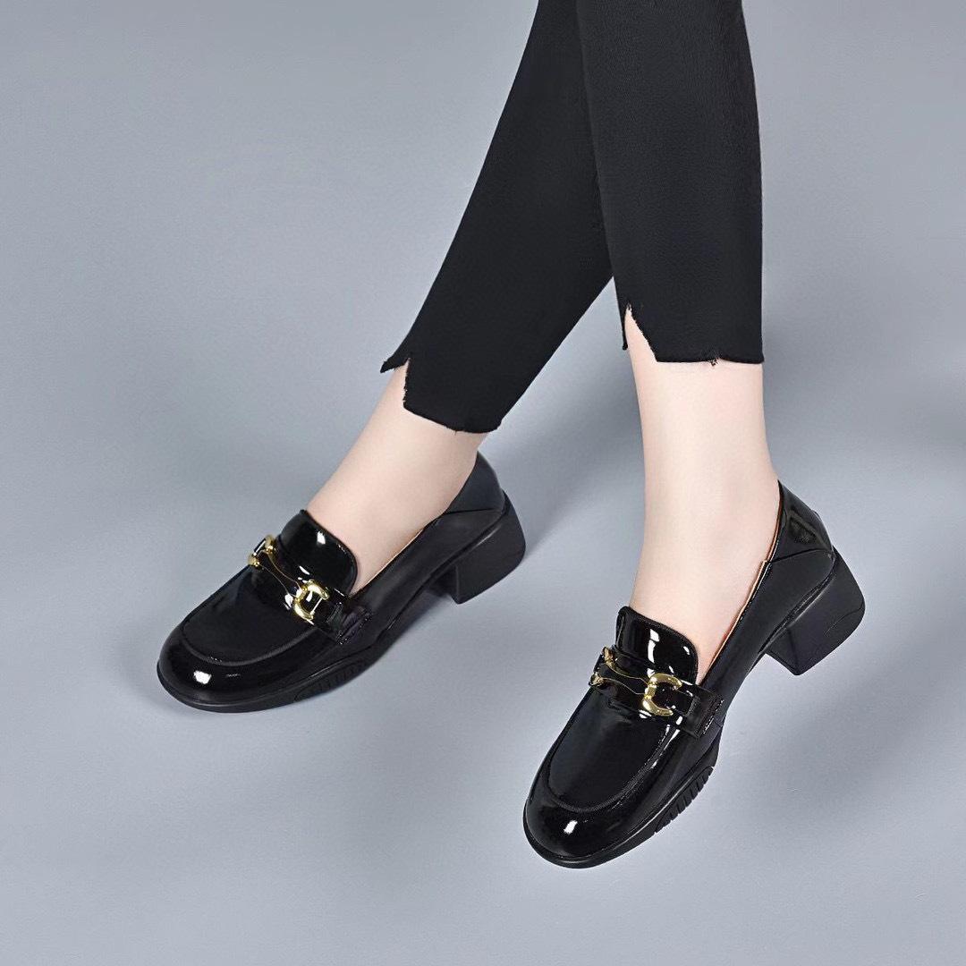 Маленькие кожаные туфли женские 2025 осень новые британские туфли из овчины лакированной кожи с металлической пряжкой на толстом каблуке женские туфли в студенческом стиле 34 чёрный 10349₽