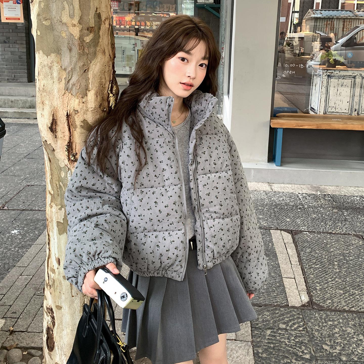 

Женская короткая вельветовая куртка с цветочным принтом L серый