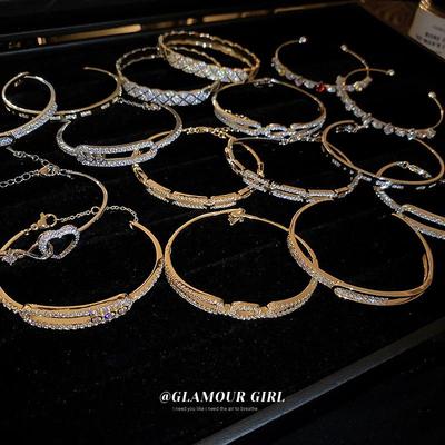 Bracciale Geometrico in Zirconi di Lusso: Elegante Design Intagliato per Donna