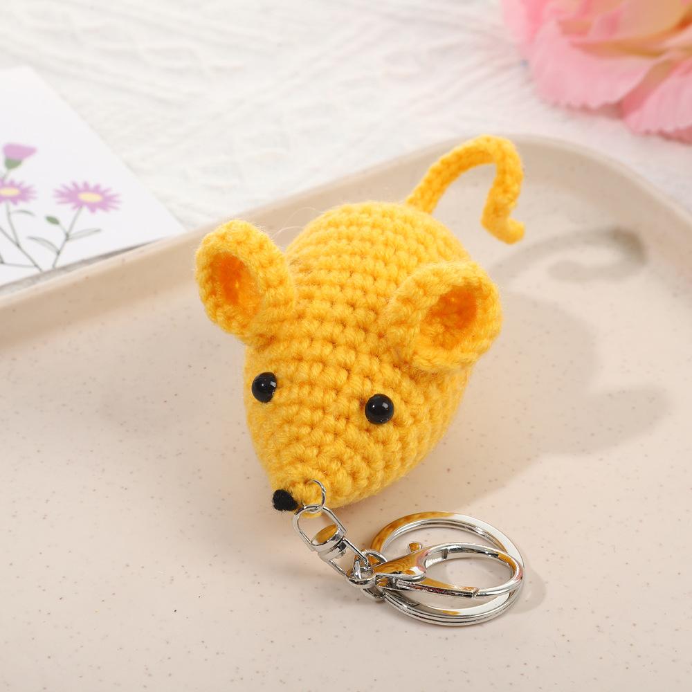 Nieuwe Creatieve Wol Gehaakte Kleine Muis Huis Kamer Decoratie Handgemaakte Gebreide Muis Rugzak Ornamenten Koppel Schattige Sleutelhanger