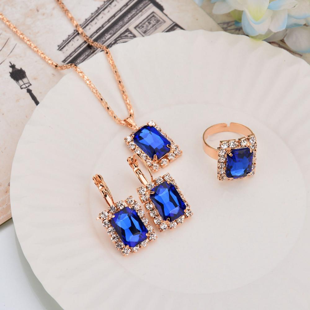 Versatile Set di Gioielli in Tre Pezzi: Collana e Orecchini Multicolor con Design a Goccia d'Acqua di Cristallo con Diamanti.