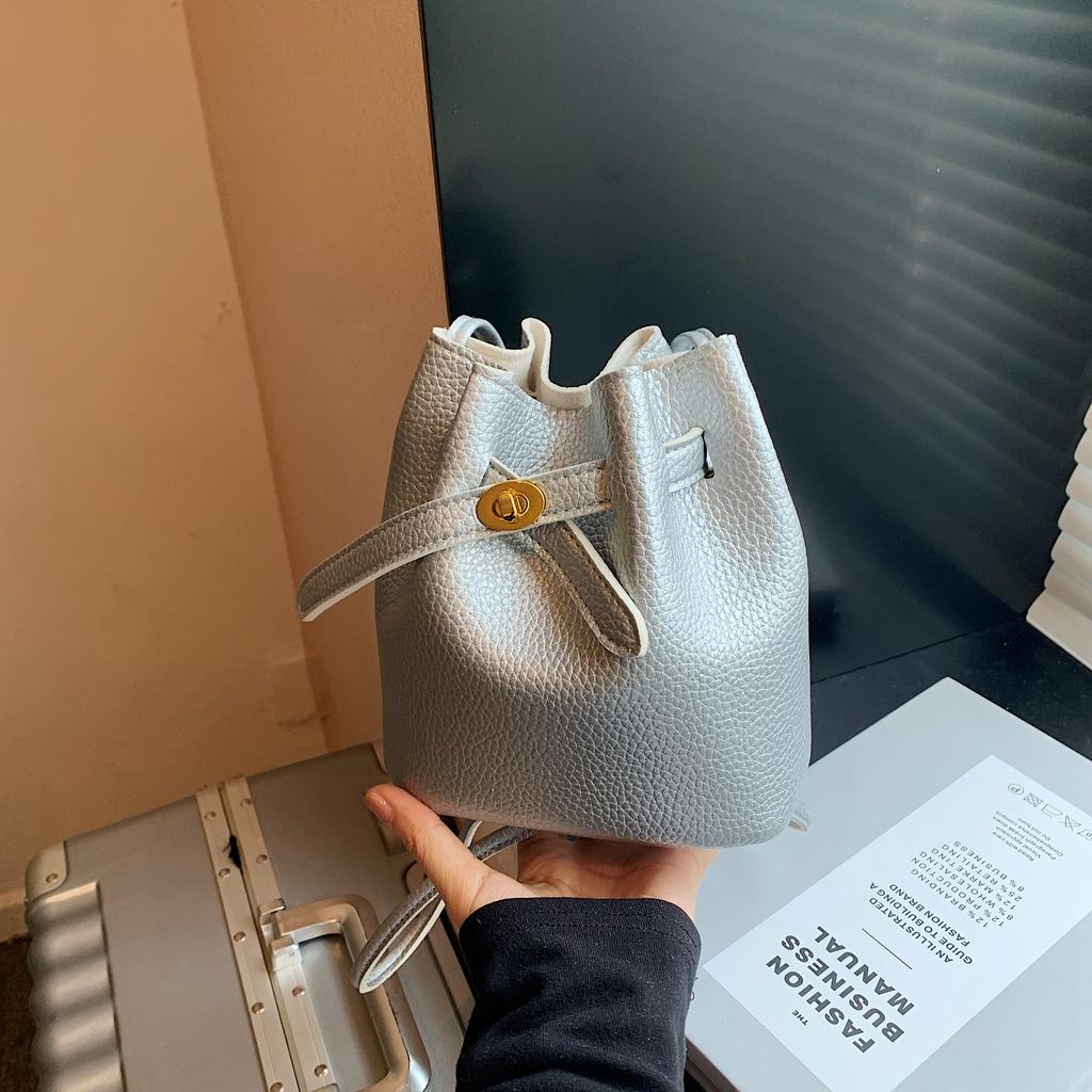 Neue modische Beuteltasche, trendige Umhängetasche mit einer Schulter, leichte und einfache Freizeittasche für Damen