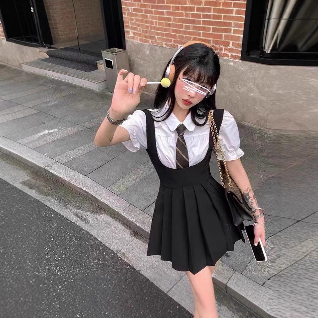 Dámský letní set košile s pufovanými rukávy a plisované sukně - Malé černé šaty s tílkem na ramínka