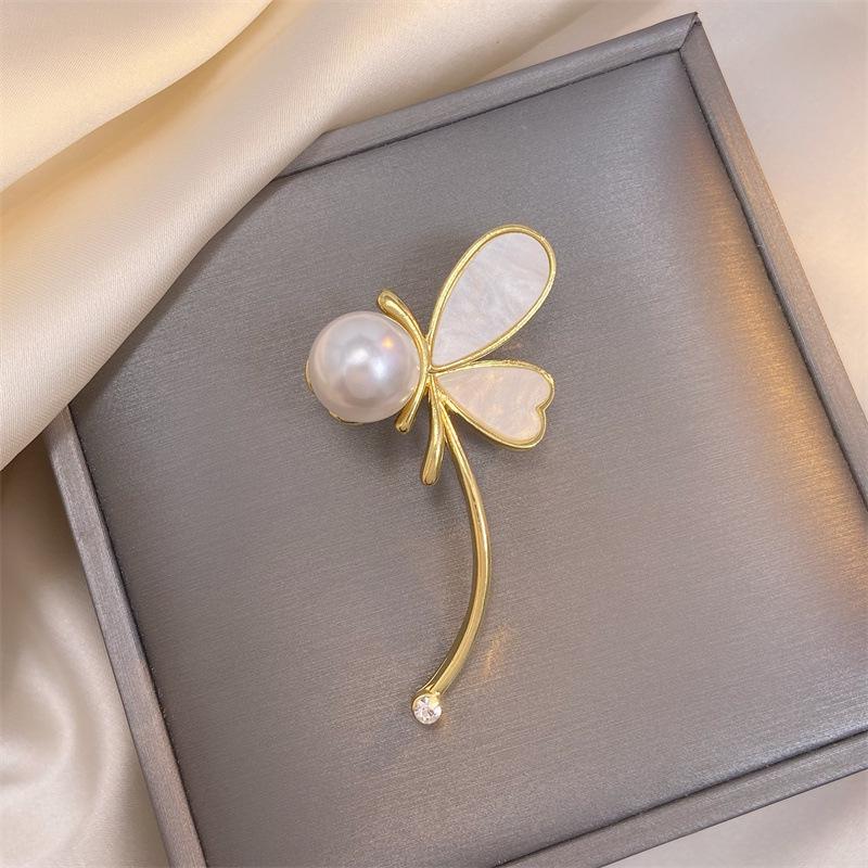 Wykwintna broszka z perłą w kształcie ważki: Elegancki dodatek do damskiego garnituru na wiosnę i jesień 2023