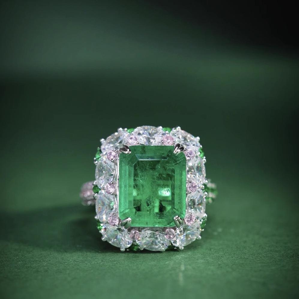 

Роскошное кольцо-подвеска с зеленым бриллиантом в стиле ретро и высококлассные серьги с паве из изумрудов