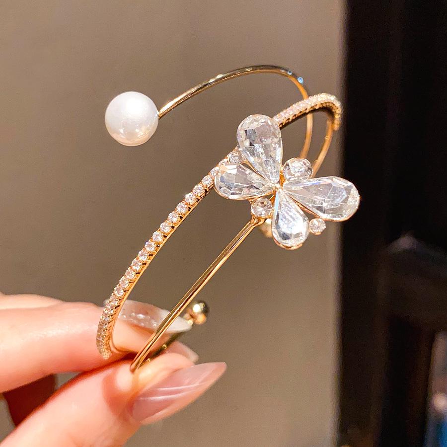 Многослойный открытый браслет-бабочка с цирконами и жемчугом - Изысканное легкое люксовое ювелирное изделие для рук